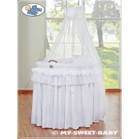 Berceaux bébé en osier avec ciel