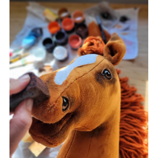Hobby Horse Cheval Sur Un Bâton Premium Châtaigne